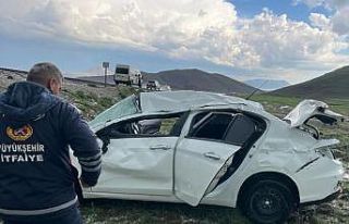 Otomobil kontrolden çıktı: 3 yaralı