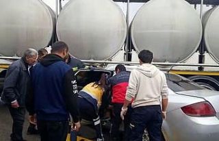 Otomobil tır dorsesine saplandı: 1’i ağır 3...