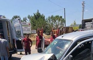 Otomobil tıra arkadan çarptı: 2 yaralı