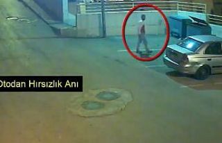 Otomobilden cep telefonu çalan şüpheli önce kameraya...