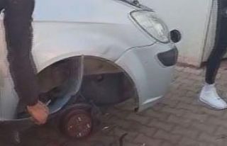 Otomobilin çamurluğuna sıkışan yavru kediyi esnaf...