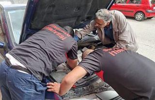 Otomobilin motor kısmına giren yavru kedi, 1 saatte...