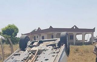 Otomobilin takla atma anı güvenlik kamerasında