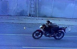 Otomobille gelen hırsızlar 50 bin liralık motosikleti...