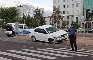 Otomobiller çarpıştı; 1 yaralı