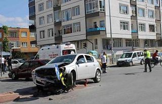 Otomobiller çarpıştı: 2 yaralı