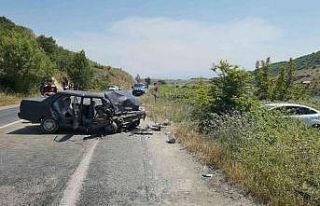 Otomobiller kafa kafaya çarpıştı: 4 yaralı