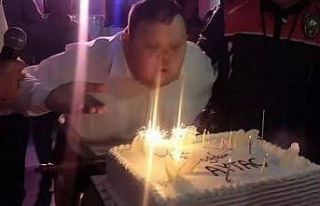 Özel gereksinimli gence doğum günü kutlaması