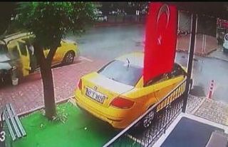 Park halindeki aracını temizlerken otomobilin çarptığı...