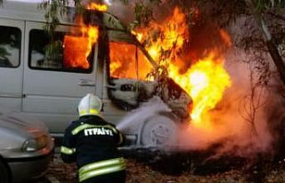 Park halindeki minibüs küle döndü