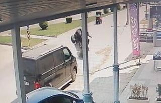 Park halindeki minibüse çarpan ATV takla attı,...
