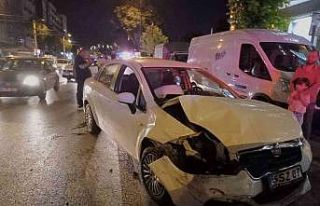 Park halindeki taksiye ve polis aracına çarpan sürücünün...