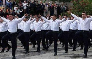 Polis adaylarından yemin töreninde ‘Zeybek’...