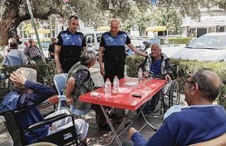 Polis huzurevindeki “babaları” unutmadı