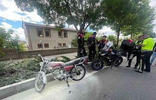 Polise yakalanan ehliyetsiz sürücü motosikletini...