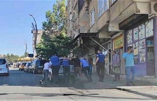 Polisler yolda kalan sürücüye yardım etti