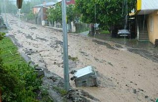 Posof’ta sel istinat duvarını yıktı