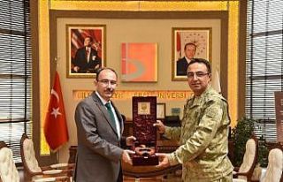Rektör Beydemir’e Garnizon Komutanı Yüzbaşı...