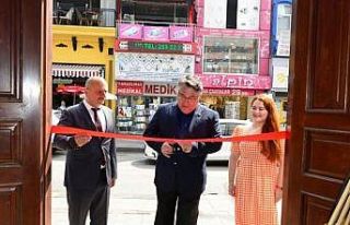 Rektör Özölçer, sene sonu resim serginin açılışını...