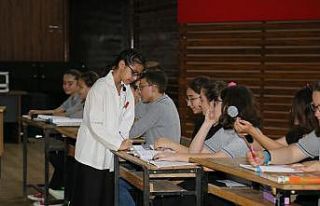 Remzi Molvalıoğlu Ortaokulu tiyatro ekibi sahne...