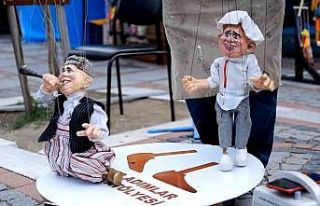 Roman havası oynayan kuklaları görenler hayranlıkla...