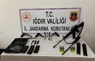 Ruhsatsız silahları restoranda satmaya çalışırken...