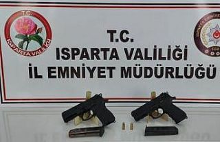 Ruhsatsız tabancalara el konuldu