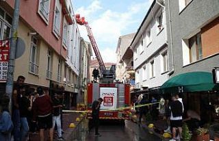 Sağanak sonrası apartman çatısına düşen yıldırım...