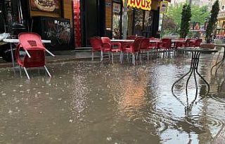 Sağanak yağış ve dolu kent merkezinde hayatı...