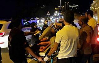 Sağlık ekiplerine zor anlar yaşatan yaralı ambulansa...