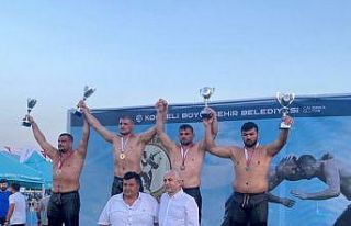 Sakarya Büyükşehirli pehlivanlar kürsüye çıktı