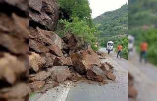 Şalpazarı ilçesinde yola düşen kaya az kalsın...
