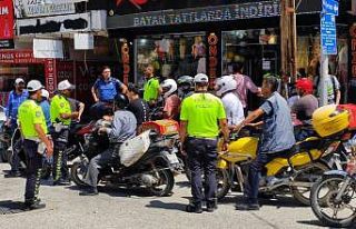 Samandağ’da trafik polisleri, motosiklet sürücülerine...