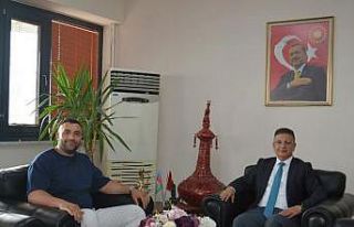 Şampiyon Boksör Demirezen’den Rektör Kuş’a...