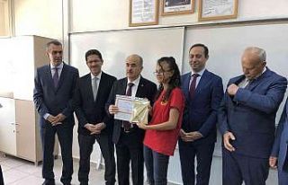 Samsun Valisi Dağlı, öğrencilere karne dağıttı