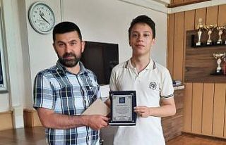 Sana emanet bilgi yarışmasını kazanan Oktay ödülünü...