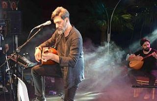 Sanatçı Uğur Işılak Bozyazı’da konser verdi