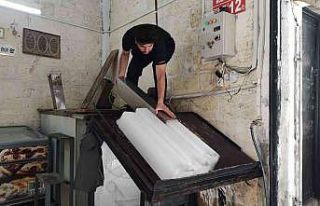 Şanlıurfa’da sıcak havada buz satışları iki...