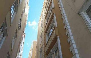 Sarkıttığı iple daireye girmeye çalışırken...