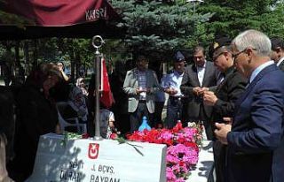 Şehit Astsubay Duran Bayram kabri başında dualarla...