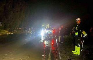 Sel nedeniyle kapanan Nevşehir-Aksaray karayolu trafiğe...