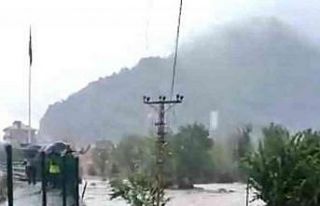 Sel sebebiyle evinde mahsur kalan vatandaşı ekipler...