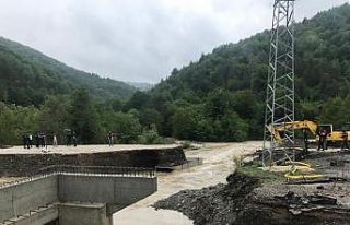 Sel sebebiyle kapanan yoldaki ulaşım, açılan servis...