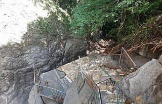 Sel suları turizm bölgelerini yıktı geçti