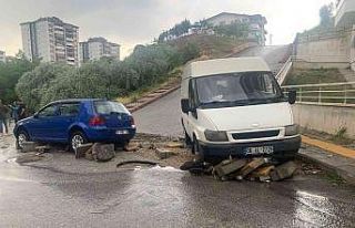Selde kalan motosikletli çöken yolda aracın tekerine...