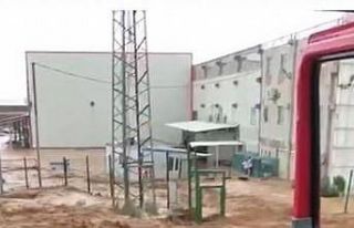 Selde mahsur kalan vatandaşı itfaiye ekipleri kurtardı