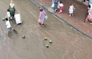 Selde sürüklenen karpuzları vatandaşlar kurtarmaya...