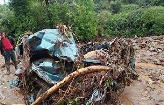 Sele kapılan otomobil hurdaya döndü