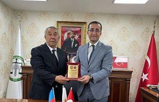 Serdar Ünsal’dan Baro Başkanı Alakan’a plaket