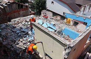 Serdar’daki metruk bina yıkıldı